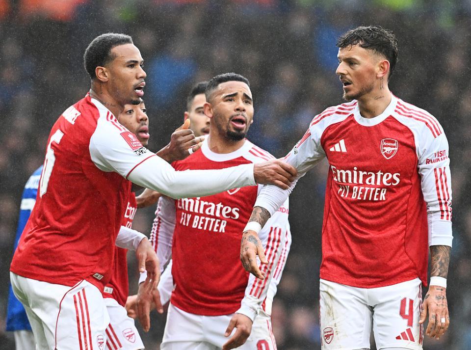 华体会体育官网app-9场不败！阿森纳4-1逆转英冠队进足总杯32强 马丁内利戴帽+中柱