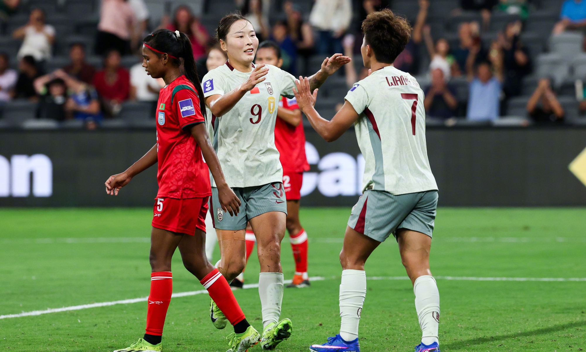 中国女足面对亚洲弱旅时，移动速度慢成致命伤