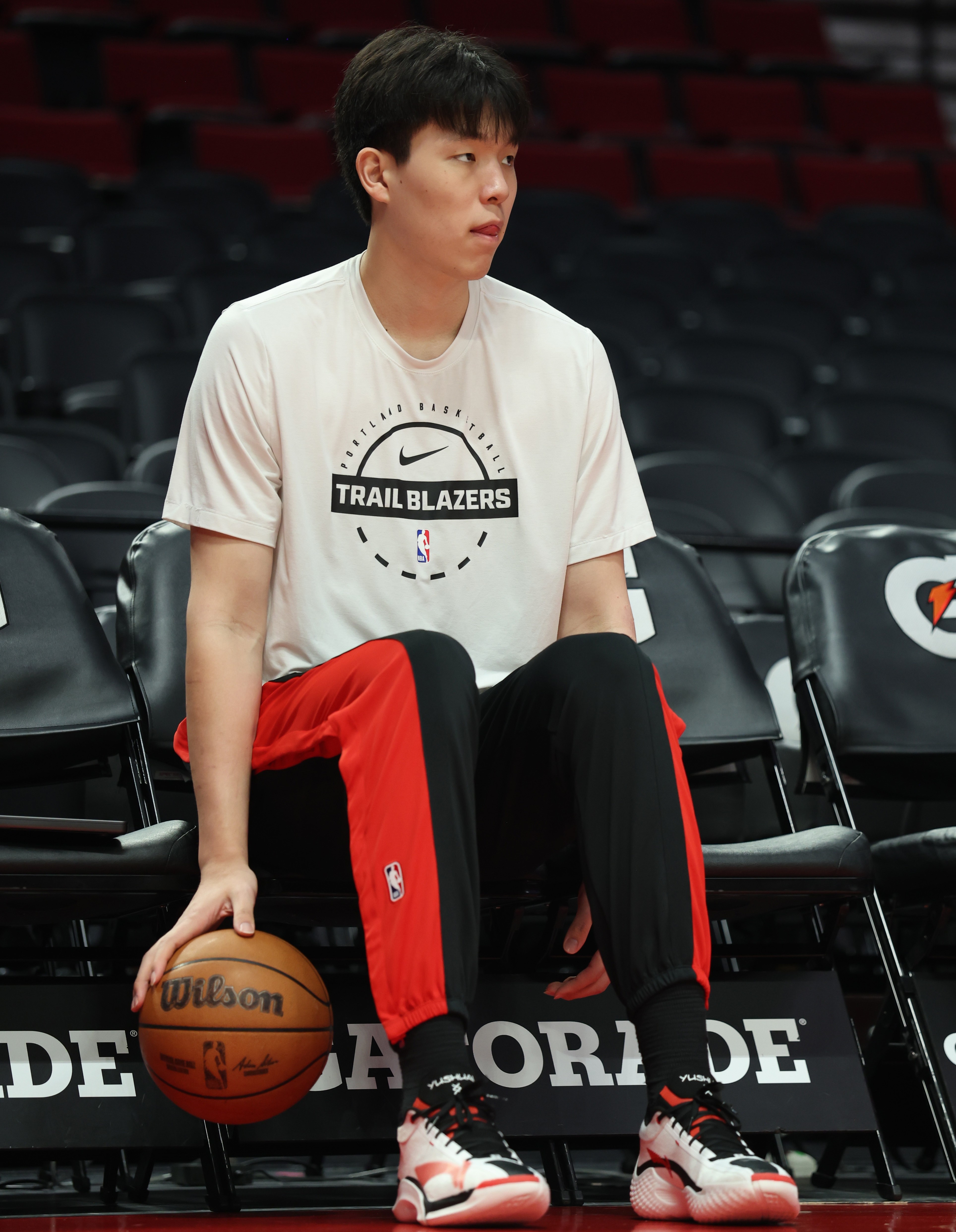 华体会hth体育-杨瀚森背靠背第1场未出战 明日开拓者客战奇才 有老对手萨尔